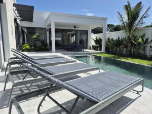 Swimmingpoolen hos eller tæt på Newly built private Quinta Lane 4br pool villa