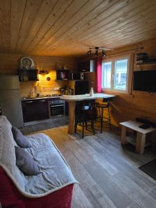 Kuchyň nebo kuchyňský kout v ubytování Gîte Haut Les Cœurs - Chalet dans les Hautes-Vosges