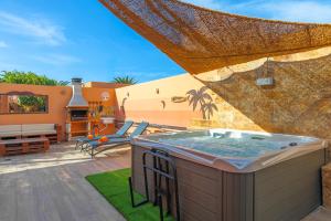 Swimmingpoolen hos eller tæt på Villa Jacuzzi & Barbecue