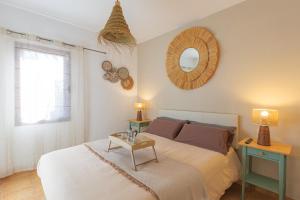 En eller flere senge i et værelse på Villa Jacuzzi & Barbecue + 76 billeder