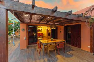 En terrasse eller udendørsområde på Villa Jacuzzi & Barbecue