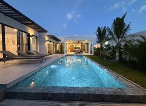 Swimmingpoolen hos eller tæt på Newly built private Quinta Lane 4br pool villa