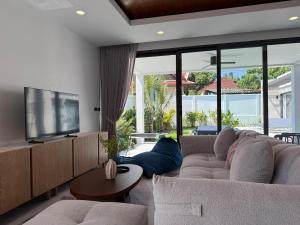 Et tv og/eller underholdning på Newly built private Quinta Lane 4br pool villa