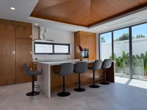 Køkken eller tekøkken på Newly built private Quinta Lane 4br pool villa