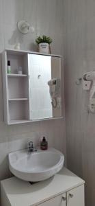 Et badeværelse på Kitnet compacta e acolhedora