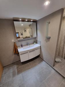 een badkamer met een wastafel en een spiegel bij Schnuckelige Wohnung in Marl +19 foto's