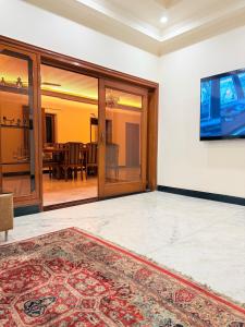 TV/trung tâm giải trí tại Ehsaas - Bungalow in Jaipur +29 ảnh