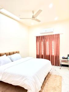 Giường trong phòng chung tại Ehsaas - Bungalow in Jaipur