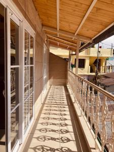 En balkon eller terrasse på Naina Lodge