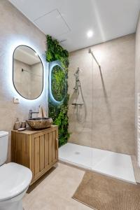 een badkamer met douche, wastafel en spiegel bij Antibes Old Town Apartment in Antibes +9 foto's