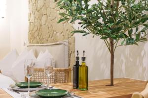 een tafel met twee flessen wijn en een boom bij Antibes Old Town Apartment in Antibes
