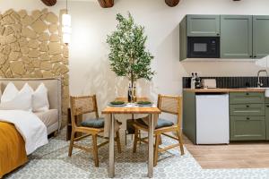 een keuken en een woonkamer met een tafel en een bed bij Antibes Old Town Apartment in Antibes