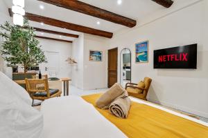 een slaapkamer met een bed met een netflix-bord aan de muur bij Antibes Old Town Apartment in Antibes