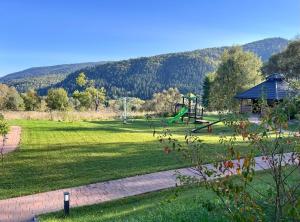 een park met een speeltuin en een prieel bij Przystanek Krzywe in Cisna