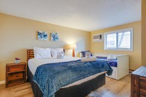 een slaapkamer met een bed met handdoeken erop bij Pocono Paradise Ultimate Camelback Getaway townhouse in Crescent Lake