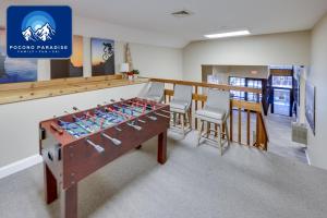 een kamer met een tafelvoetbaltafel en stoelen bij Pocono Paradise Ultimate Camelback Getaway townhouse in Crescent Lake