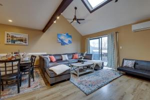 een woonkamer met een bank en een tafel bij Pocono Paradise Ultimate Camelback Getaway townhouse in Crescent Lake