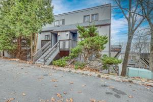 een lege straat voor een wit gebouw bij Pocono Paradise Ultimate Camelback Getaway townhouse in Crescent Lake +58 foto's