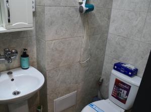 Et badeværelse på Квартира - студія