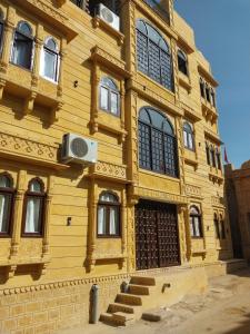 Tòa nhà nơi khách sạn tọa lạc