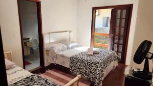 Ένα ή περισσότερα κρεβάτια σε δωμάτιο στο Casa 3 quartos Penedo