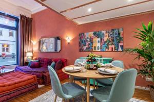 a living room with a table and chairs at FABEL Apartments am Hbf in Berlin