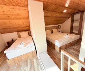 En eller flere senge i et værelse på Center Apartments The Quiet Luxury 6