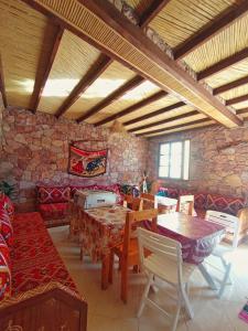 una sala de estar con una mesa y un sofá en Wave Riders Hostel, en Mirleft 23 fotos más