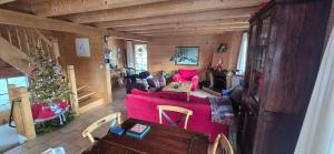 een woonkamer met een rode bank en een kerstboom bij Tuschinski in Les Crosets +4 foto's