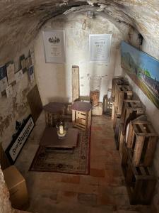 een kamer met een tafel en stoelen in een grot bij Zum Burggraf in Neuleiningen +36 foto's