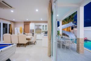 Nhà bếp/bếp nhỏ tại Platinums Poolvilla