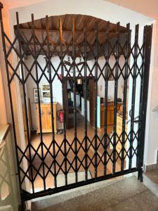 een kamer met een ijzeren hek in een kamer bij Zum Burggraf in Neuleiningen