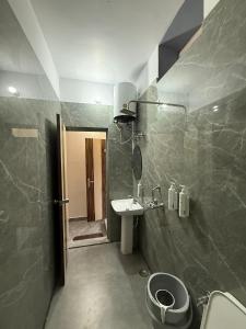 une salle de bains avec lavabo et toilettes dans l'établissement Rivana Retreat, à Dehradun