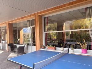 Πινγκ πονγκ στο Logis Hôtels La Crémaillère ή εκεί κοντά