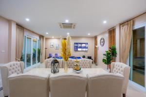 Khu vực ghế ngồi tại Platinums Poolvilla