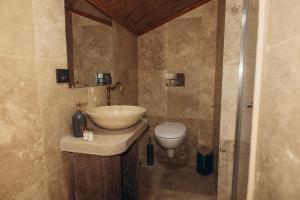 een badkamer met een wastafel en een toilet bij Hatun Konağı in Eskiömerler
