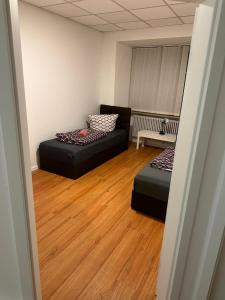 een woonkamer met twee bedden en een bank bij Apartment 1 in Stockach