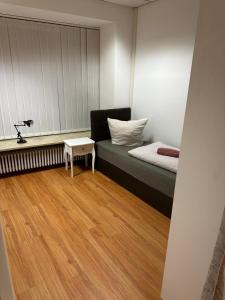 een kleine kamer met een bed en een tafel bij Apartment 1 in Stockach