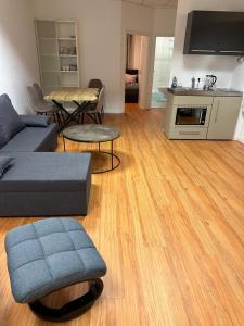 een woonkamer met een bank en een tafel bij Apartment 1 in Stockach