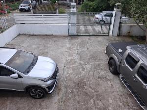 SandakanTaman Fortune的两辆汽车在车道上彼此停车