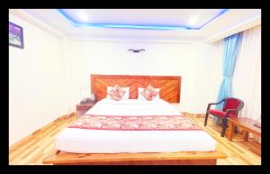 a bedroom with a large bed with a wooden headboard at The Golden And SPA in Pelling
