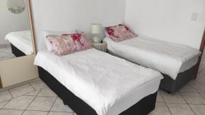 En eller flere senge i et værelse på Garden Cluster Home in Edenvale