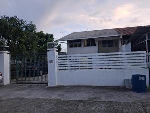 SandakanTaman Fortune的房子前面的白色栅栏