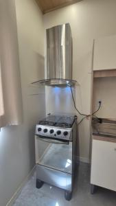 VideiraApartamento Loft Terreo的配有炉灶和冰箱的厨房