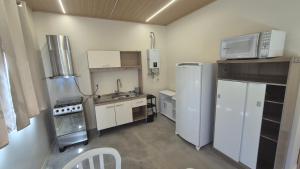 VideiraApartamento Loft Terreo的带冰箱和水槽的小厨房