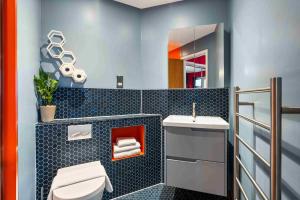 Et badeværelse på River Heights With Views Parking By My Getaways