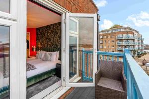 En eller flere senge i et værelse på River Heights With Views Parking By My Getaways