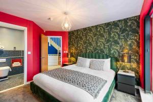 En eller flere senge i et værelse på River Heights With Views Parking By My Getaways