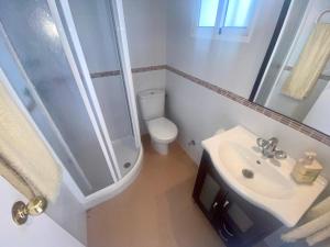 Phòng tắm tại Casa playa primera linea Matalascañas +12 ảnh