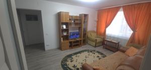 ein Wohnzimmer mit Sofa und Fernseher in der Unterkunft Apartament Central in Câmpina